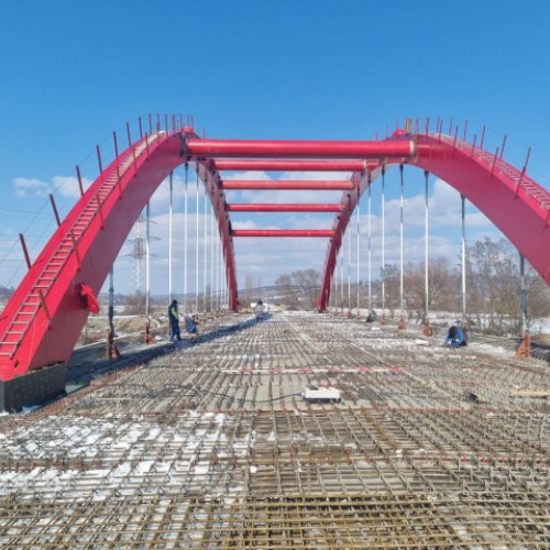 FOTO Podul de la Voila ar putea fi deschis în primăvară. Pe noua construcţie vor putea trece încărcături de până la 100 de tone