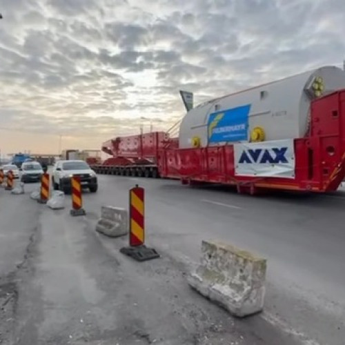 VIDEO Transport agabaritic record pe drumurile din România: Are 128 de metri lungime și aproape 800 de tone