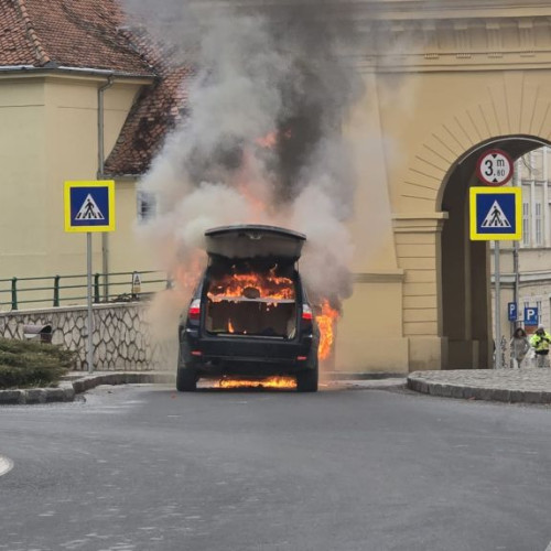 Mașină în flăcări în Brașov, zona Poarta Schei