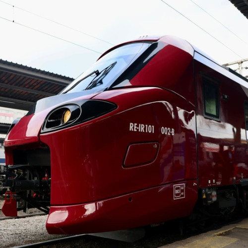 Tren atacat cu pietre pe ruta Brașov-București Nord