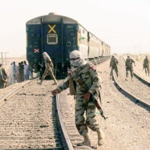 Tren deturnat în Pakistan: 155 de pasageri salvați, peste 200 încă ostatici