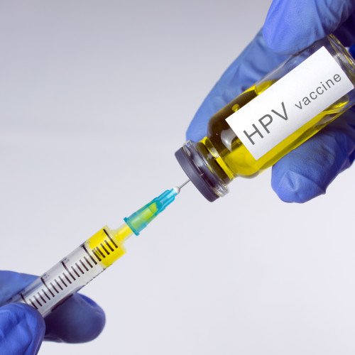 România extinde vaccinarea gratuită anti-HPV pentru tinerii până la 26 de ani