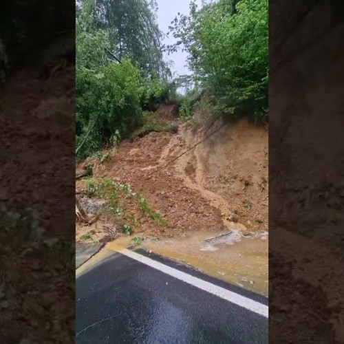 Trafic restricționat pe DN13, din cauza unei micro-alunecări de teren în zona Pădurea Bogații