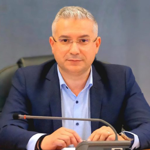 Consiliul Local Brașov a decis ca viceprimarul Lucian Pătrașcu să preia atribuțiile primarului în situații de absență sau imposibilitate de exercitare a mandatului, potrivit newsbv.ro. Această hotărâre respectă prevederile Codului administrativ al României, care stabilește clar procedura de înlocuire temporară a primarului.