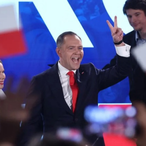 Karol Nawrocki câștigă alegerile prezidențiale din Polonia, potrivit News.ro și Politico, după un tur decisive în care l-a învins pe Rafal Trzaskowski. Conform datelor comisiei electorale, Nawrocki a obținut 50,89% din voturi în timp ce Trzaskowski a avut 49,11%. Rezultatul reprezintă o schimbare majoră față de exit poll-ul inițial, care indica o victorie pentru Trzaskowski, cu o marjă de eroare de 2 puncte procentuale. În ziua alegerilor, Trzaskowski a interpretat primul sondaj de ieșire de la urne ca o victorie, explicându-și rezultatul cu expresia „la mustață”, dar Nawrocki și-a menținut încrederea în propriile șanse, susținând că va câștiga și că „vom salva Polonia!”