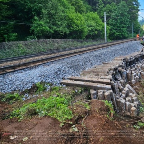 Circulația trenurilor a fost reluată pe firul I între Predeal și Timișu de Sus, după lucrări de consolidare realizate de SRCF Brașov, potrivit site-ului clubferoviar.ro. Redeschiderea a avut loc duminică dimineața, după ce echipele Sucursalei Regionale de Cai Ferate Brașov au reparat surparea de terasament feroviar cauzată de precipitațiile abundente din ultimele zile.