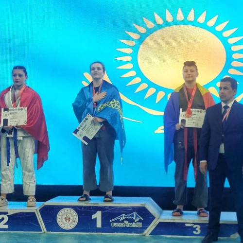 Campionatul Mondial de Hand to Hand Fighting Sport, desfășurat în perioada 30 mai - 1 iunie 2025 în orașul Bursa, Turcia, a adus rezultate notabile pentru sportivii români. Conform unor informații citate de gpinews.live, România a fost reprezentată cu succes de doi sportivi din Brașov, Diana Porumbu și Mihai Gavrila, care au reușit să obțină trei medalii de bronz.