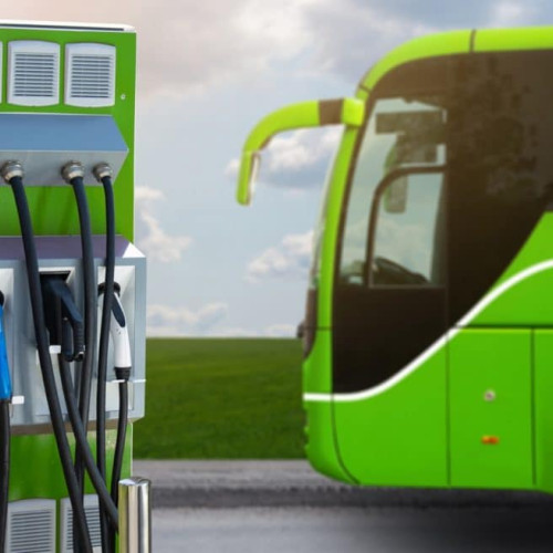 Zona metropolitană Brașov face pași importanti pentru un transport public mai curat și mai eficient, potrivit newsbv.ro. Autoritățile au achiziționat 7 microbuze electrice și 12 stații de încărcare, în cadrul unui proiect finanțat din Planul Național de Redresare și Reziliență (PNRR).