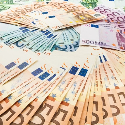 România aşteaptă încă momentul adoptării euro, însă procesul este dificil și întârziat, potirvit newsbv.ro. Statul nostru trebuie să îndeplinească mai multe condiții economice pentru a face acest pas, printre care stabilitatea inflației, controlul deficitului bugetar și datoriilor publice, precum și stabilitatea cursului valutar. În prezent, țara nu face parte din mecanismul ERM II, o etapă obligatorie pentru adoptarea monedei unice, iar specialistii avertizează că aceste termene pot fi împinse până în jurul anului 2030 din cauza dificultăților economice.