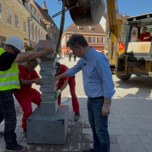 Brasovul devine cea de-a treia poartă de intrare pe Via Transilvanica, traseul de drumeție de lungă distanță care străbate România de la nord la sud, citează newsbv.ro. Potrivit autorilor, amplasarea ultimei borne în Piața Sfatului simbolizează deschiderea unei noi rute de 175 km, care leagă municipiul de satul Viscri.