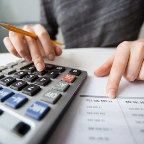 Noile măsuri fiscale: milioane de români ar putea avea salariile micșorate sau pierd locul de muncă