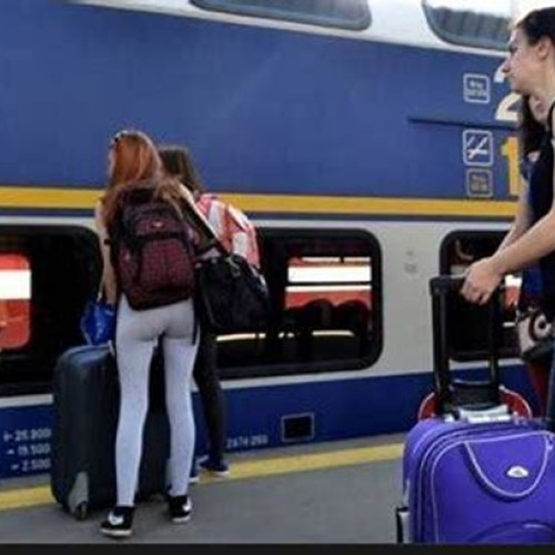 Guvernul României a aprobat noi reguli pentru transportul feroviar intern pentru studenți, potrivit newsbv.ro. Conform comunicatului oficial emis miercuri, aceste modificări elimină diferențele de tratare între studenții care locuiesc în localități cu acces direct la gară și cei din zone fără acces direct la o stație CFR.