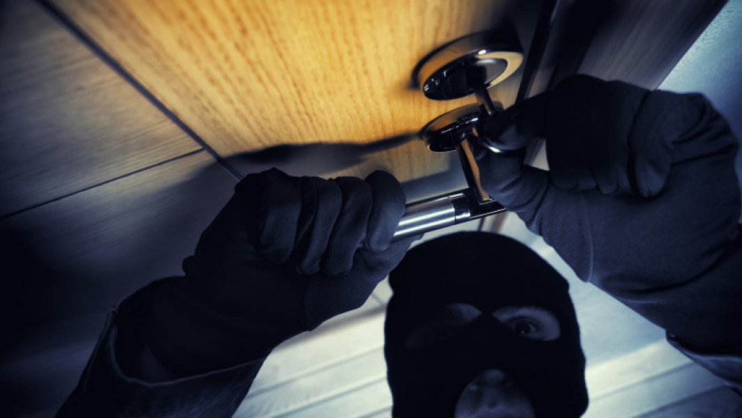 Sezonul furturilor din locuințe se intensifică, avertizează poliția