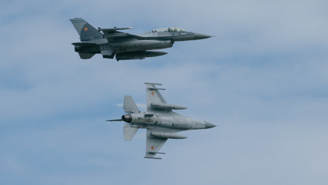 Video Olanda donează României 18 avioane de luptă F-16. Corespondență de la summitul NATO de la Haga