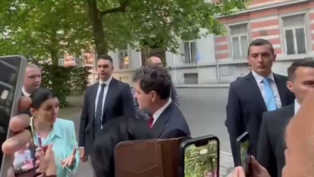 Video Nicușor Dan, luat la întrebări de un grup de români, la Bruxelles. Ce voiau să știe și cum a reacționat președintele