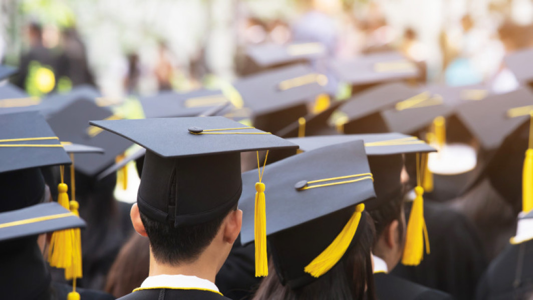 Studenții ies azi în stradă pentru că guvernul vrea să le scadă bursele