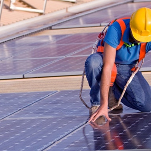 10 școli și colegii din Brașov vor produce singure energia electrică: investiție 100% finanțată din Fondul de Modernizare