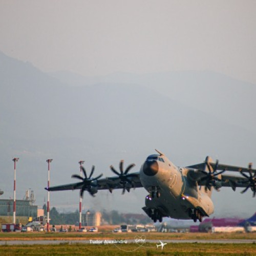 Aeroportul Internaţional Braşov: Zi record de zboruri civile şi militare. Aeronava militară Airbus A400M Atlas, atracţia zilei