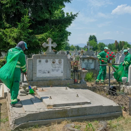 Cimitirul Municipal al Brașovului, în continuare „sat fără câini”. Primarul a inspectat zona și a impus salubrizarea întregii suprafețe, precum și anularea contractelor de concesiune a locurilor de veci pentru cei care le-au lăsat de izbeliște