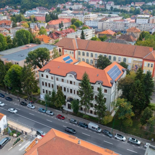 10 școli din Brașov vor avea în curând energie de la soare. Primăria a lansat licitația de lucrări, costurile fiind estimate la suma de 3,58 milioane de lei