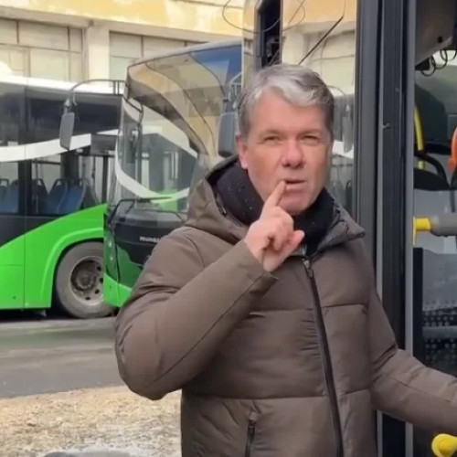 Primarul Scripcaru vrea „să pună pe făraș” conducerea RATBV, după ce sunt tot mai multe probleme în funcționarea transportului public. Totodată, îi invită pe brașoveni să își spună nemulțumirile vizavi de acest serviciu