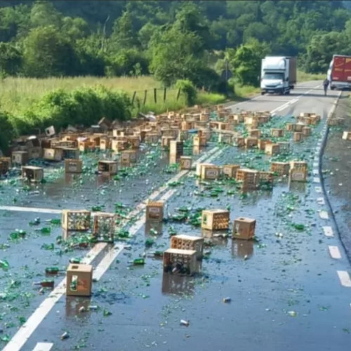Trafic rutier blocat între Râșnov și Predeal. O autoutilitară plină cu bere a pierdut marfa pe drum