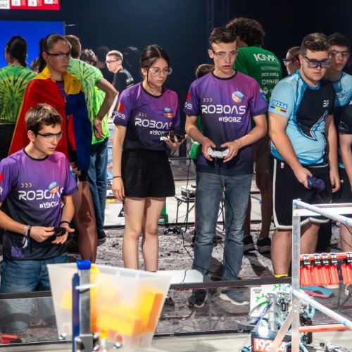 Echipa de robotică RoboAs din Brașov, un nou premiu la o competiție internațională. Robotul construit de elevii de la Șaguna, considerat cel mai bun dintre cele prezentate de cele 95 de echipe participante