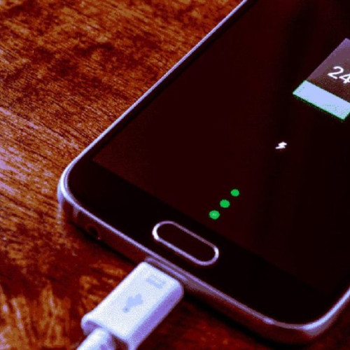 De ce nu e bine să-ți încarci telefonul până la 100%. Greșeala zilnică ce scurtează viața bateriei