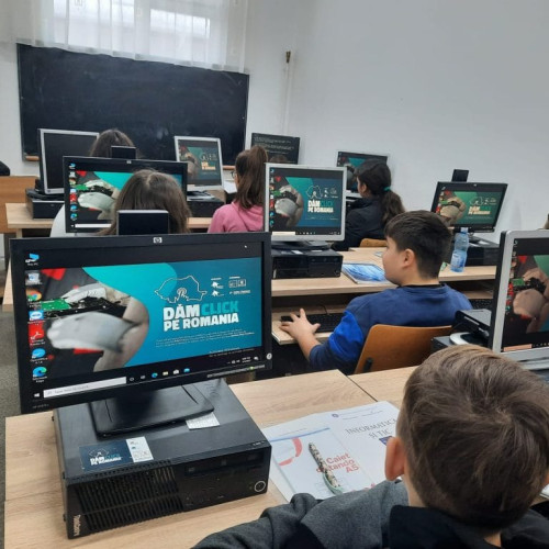 Două școli din județul Brașov primesc gratis calculatoare recondiționate de specialiștii de la Asociația Ateliere Fără Frontiere