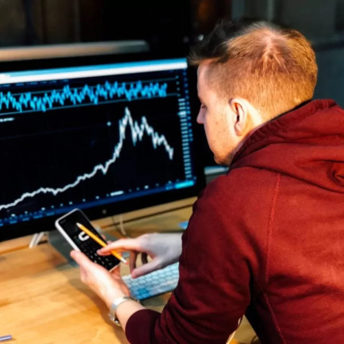 Pana informatică globală a atras o serie de teorii ale conspirației. Mulți cred că e pregătirea pentru al III-lea Război Mondial, care va fi unul cibernetic