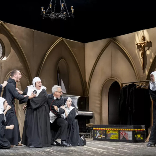 „Obiceiuri necurate”, astăzi, în ziua a IV-a a Festivalului Național de Teatru „Săptămâna Comediei” Brașov. Spectacol al Teatrului Bulandra, cu un aranjament special care are licență Broadway