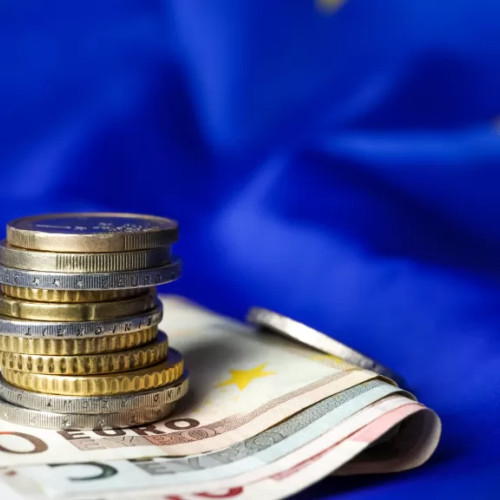 Ministerul Dezvoltării impune criterii la acordarea sporurilor pentru gestionarea fondurilor europene: Între 5 şi cel mult 50%, în funcţie de timpul efectiv lucrat lunar, dar şi de valoarea proiectului implementat. La acest moment, sporurile în acest domeniu ajung și la 100%