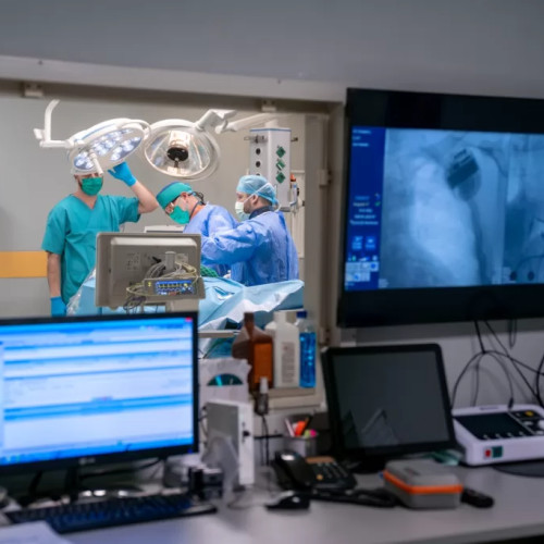 Premieră națională la Spitalul Clinicco Brașov: Un cardiostimulator fără sonde, dispozitiv de ultimă generație, implantat unei paciente de 80 de ani cu complicații cardiace grave și multiple comorbidități
