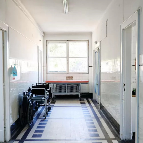 Codin Maticiuc, mesaj pentru firmele din Brașov, care ar putea dona: „E despre secția de oncologie Mârzescu care arată, în 2025, ca în anii ’80. Despre oameni bolnavi de cancer care își fac tratamentul pe scaune obosite, în saloane supraaglomerate, fără intimitate, fără igienă, fără un minim respect pentru suferința lor”