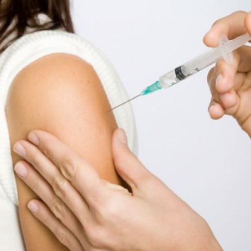 Vaccinarea anti-HPV va fi gratuită pentru fete şi băieţi până la 26 de ani. Legea a fost promulgată de președintele Nicușor Dan