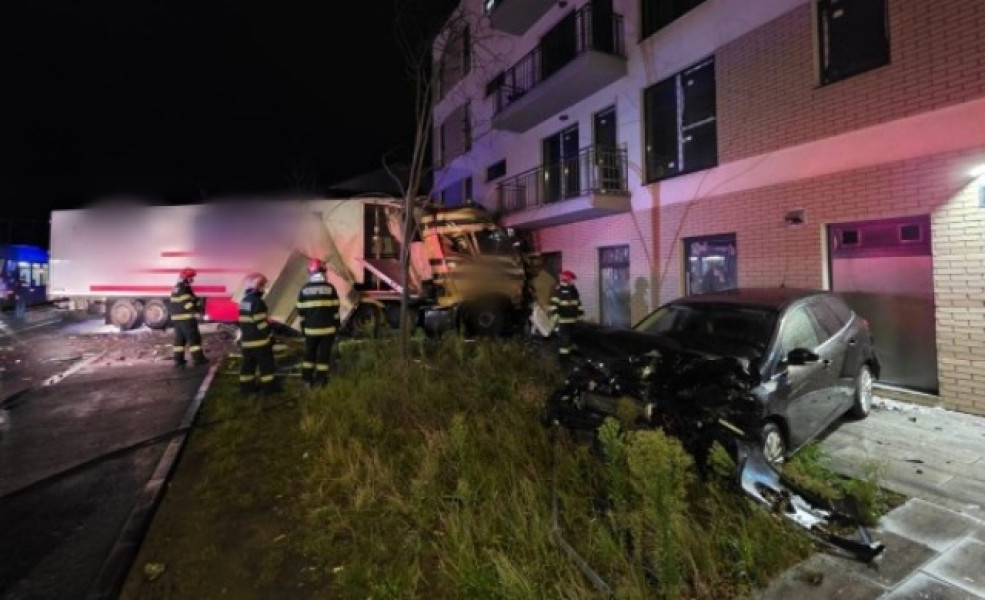 TIR lovește mașini de parcare și zidul unui bloc la Cluj-Napoca