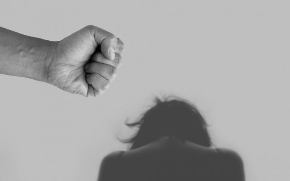 Bărbat violent de 33 de ani, cercetat penal după ce și-a lovit iubita. Incidentul s-a petrecut în Ghimbav